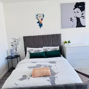 Habitación en casa particular Modern In A 4 Bedroom Flat In London, Shared Bathroom!, Londres